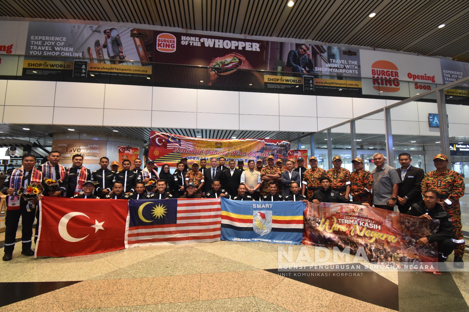 Pasukan Mencari dan Menyelamat Malaysia MAS-01 Tiba di Tanah Air 